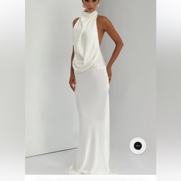 Elegant White Backless Gown - Picture 5 of 7